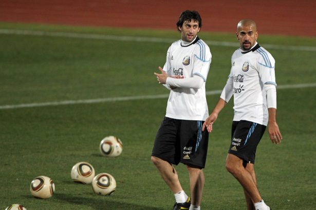 Milito y Verón: El duelo de ídolos que trasciende la final Racing-Estudiantes