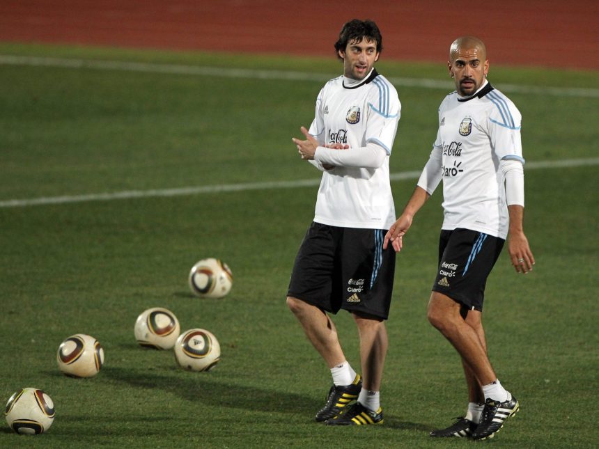 Milito y Verón: El duelo de ídolos que trasciende la final Racing-Estudiantes