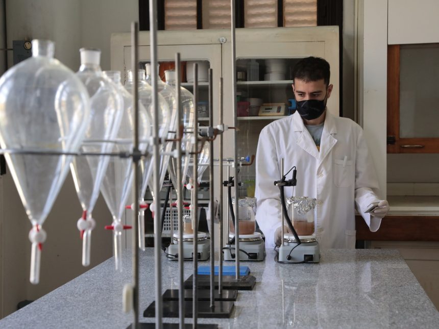 El Gobierno cancela programa de financiamiento científico y presenta nuevo para 2026