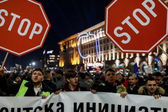 Bulgaria en Crisis: Renuncia del Gobierno tras Protestas Previas al Euro