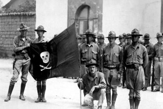 Rituales Vudú y Guerras del Banano: La Intriga Militar en América Latina