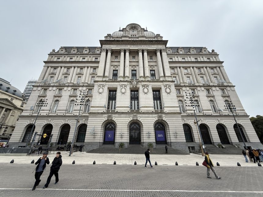 Tragedia en el Palacio Libertad: Hombre se lanza tras ser descubierto