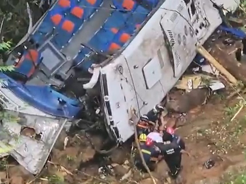 Tragedia en Colombia: 17 adolescentes caen a un precipicio, impactante video