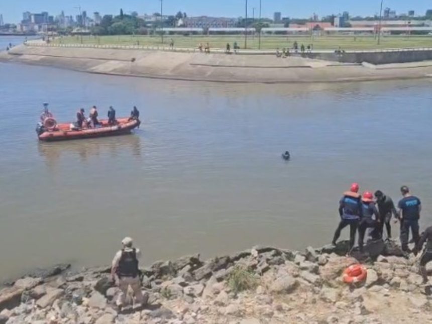 Tragedia en la Costanera: Hombre se ahoga al salvar a cuatro niños