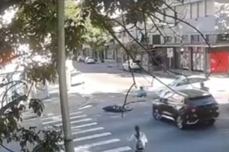 Impactante accidente en Mar del Plata: Motociclista vuela tras choque