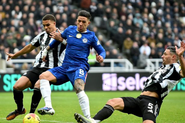 Enzo Fernández brilla: Chelsea remonta 0-2 y empata con Newcastle