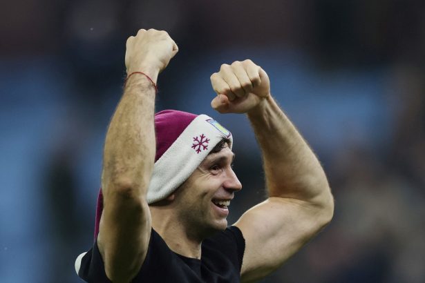 Dibu Martínez brilla con atajada clave en victoria del Aston Villa