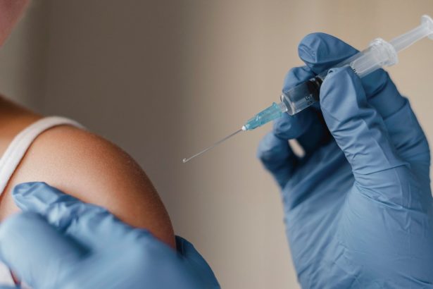 Impacto de la Vacuna del Dengue en Mayores de 60: Efectos Adversos