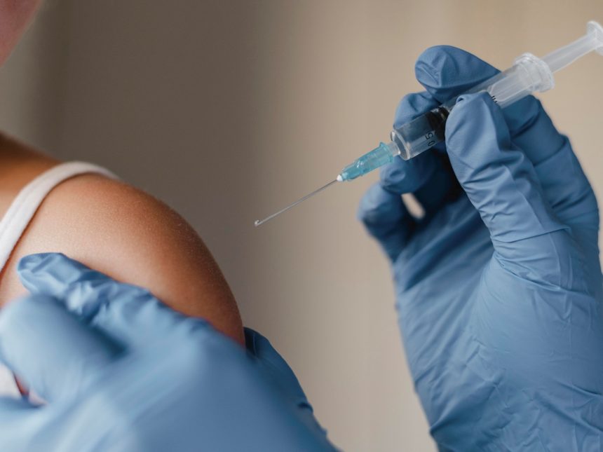 Impacto de la Vacuna del Dengue en Mayores de 60: Efectos Adversos