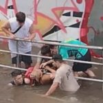 Rescate Heroico: Dos Personas Salvadas de Autos Inundados en Buenos Aires