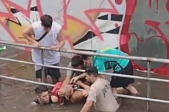 Rescate Heroico: Dos Personas Salvadas de Autos Inundados en Buenos Aires