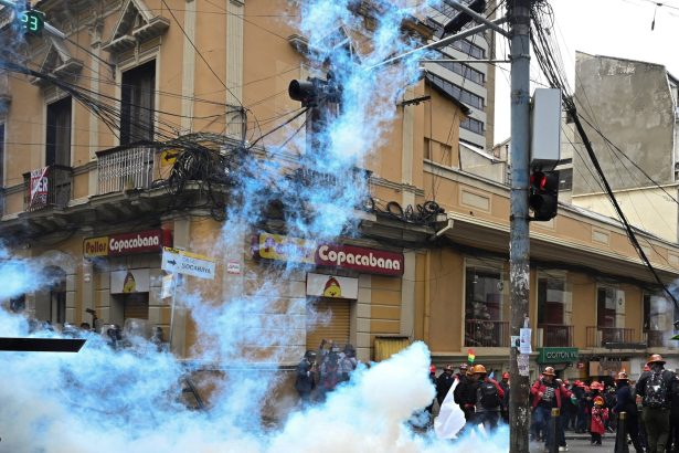 Bolivia: Sindicatos marchan por tercer día contra subsidios de combustibles
