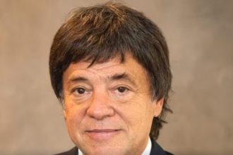 Dueño de Telefe hospitalizado en Uruguay tras ataque de avispas