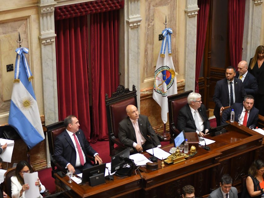 Senado aprueba proyecto para que ahorristas accedan a sus dólares