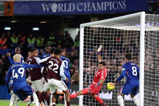 Dibu Martínez brilla: Aston Villa supera al Chelsea en Premier