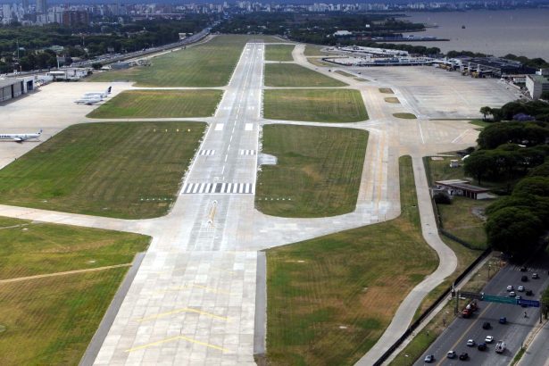 Demoras y desvíos en Aeroparque: Pavimento dañado afecta vuelos