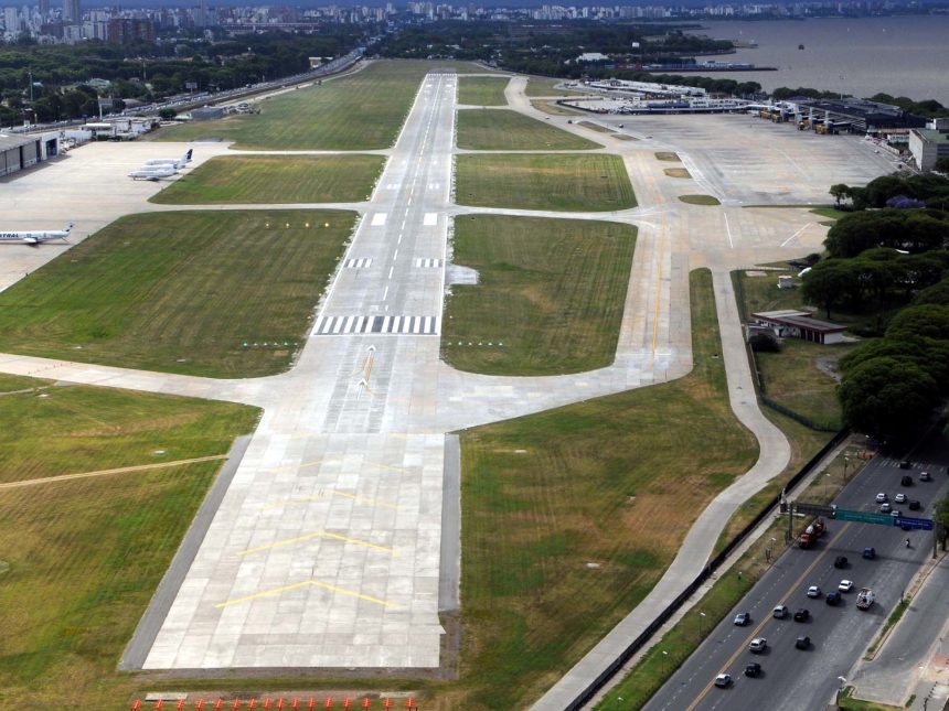 Demoras y desvíos en Aeroparque: Pavimento dañado afecta vuelos