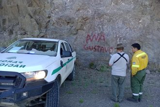 Camionero vandaliza roca en Nahuel Huapi: ¡Mira el impactante video!