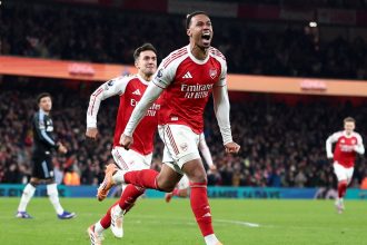 Dibu Martínez comete error en córner y Aston Villa cae ante Arsenal