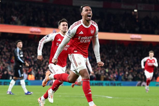 Dibu Martínez comete error en córner y Aston Villa cae ante Arsenal