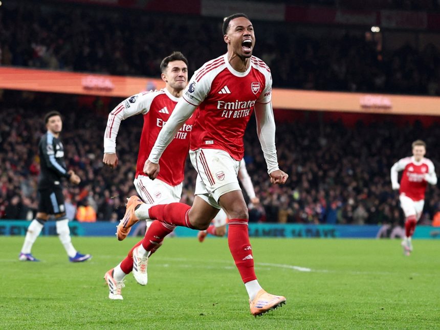 Dibu Martínez comete error en córner y Aston Villa cae ante Arsenal