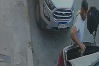 Roban camioneta en Año Nuevo: ¡hasta la planchita del pelo!