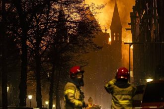 Impactante incendio arrasa la histórica torre de Vondelkerk en Ámsterdam