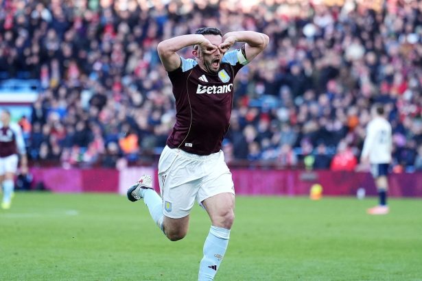 Dibu Martínez brilla en la Premier: Aston Villa lucha por el título