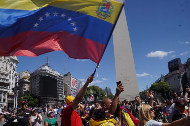 Venezolanos en el Obelisco: Esperanza y un Futuro Mejor