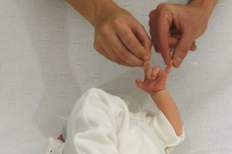 Julián Álvarez presenta a su hijo Amadeo: ¡foto viral como Spider-Man!