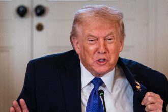 Trump firma decreto para proteger ganancias petroleras de Venezuela