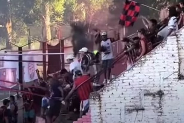 Impactante: Se derrumba tribuna con hinchas en club de Toviggino