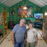 Más de 50 años juntos: Transforman su hogar en arte para todos