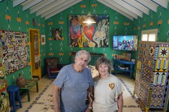 Más de 50 años juntos: Transforman su hogar en arte para todos