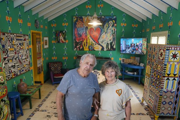 Más de 50 años juntos: Transforman su hogar en arte para todos