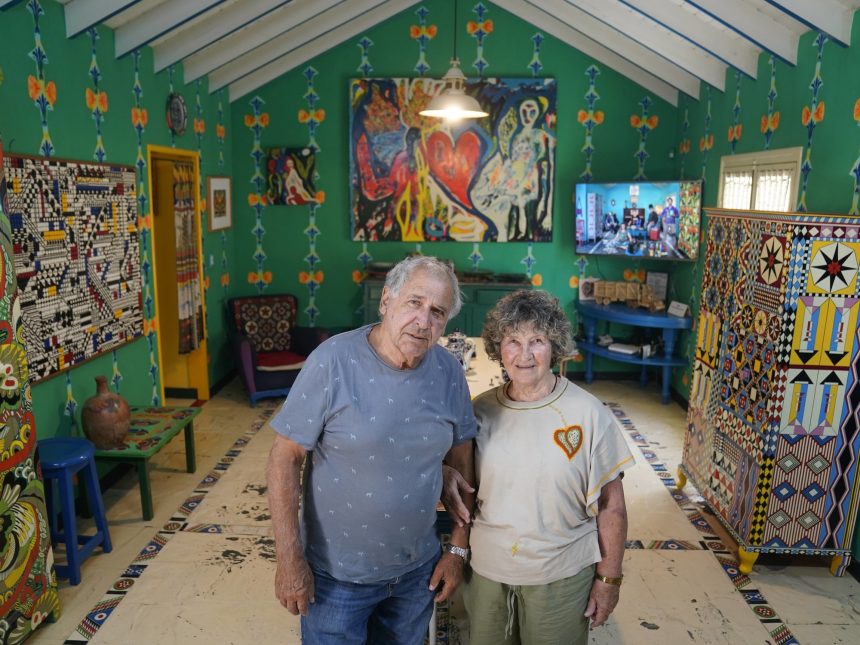 Más de 50 años juntos: Transforman su hogar en arte para todos