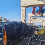 Tragedia en Tailandia: Grúa cae sobre tren y deja 22 muertos