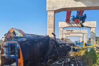 Tragedia en Tailandia: Grúa cae sobre tren y deja 22 muertos
