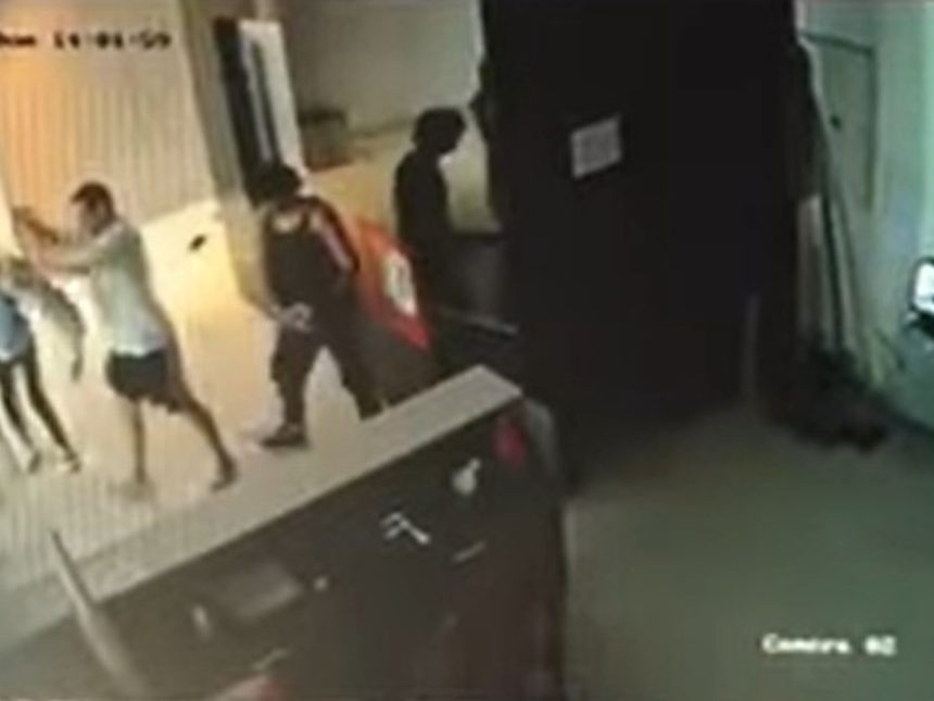 Impactante: Hombre agredió brutalmente al perro de su vecina en Tucumán