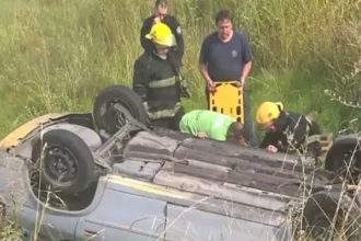 Volcó en la ruta y esperó 9 horas atrapado: su increíble historia