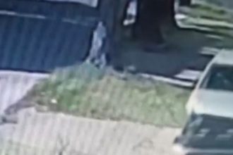 Joven de 15 años atropella a un hombre y choca contra una casa