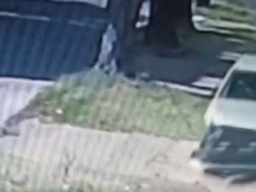 Joven de 15 años atropella a un hombre y choca contra una casa