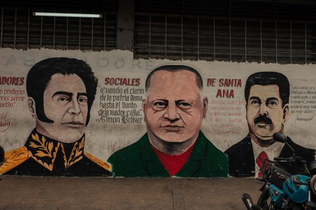 El legado de Maduro: Su ejecutor en crisis y con precio por su cabeza