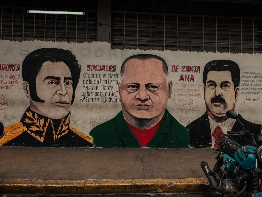 El legado de Maduro: Su ejecutor en crisis y con precio por su cabeza