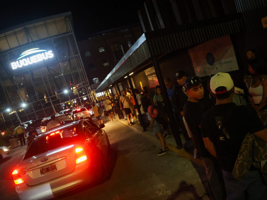 Pasajeros de Buquebus: ¡Descontento por demoras en Puerto Madero!