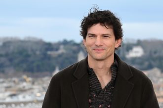 Ashton Kutcher: De chico ingenuo a villano en la comedia