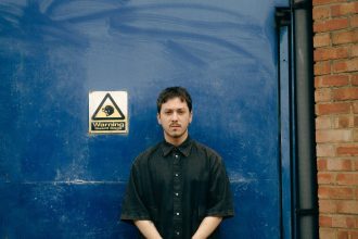 Pat Alvarez: El talentoso argentino que cierra ‘Emily in Paris