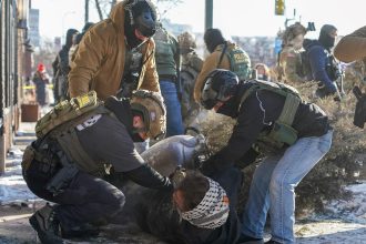 Impactante video revela el fatal encuentro entre ICE y un hombre armado