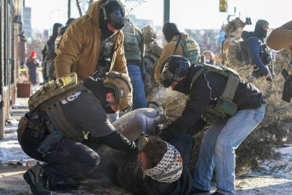 Impactante video revela el fatal encuentro entre ICE y un hombre armado