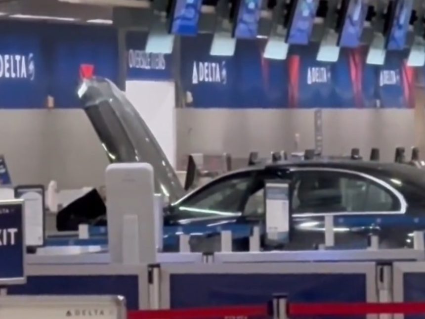 Caos en el Aeropuerto de Detroit: Auto Choca y Conductor Arrestado